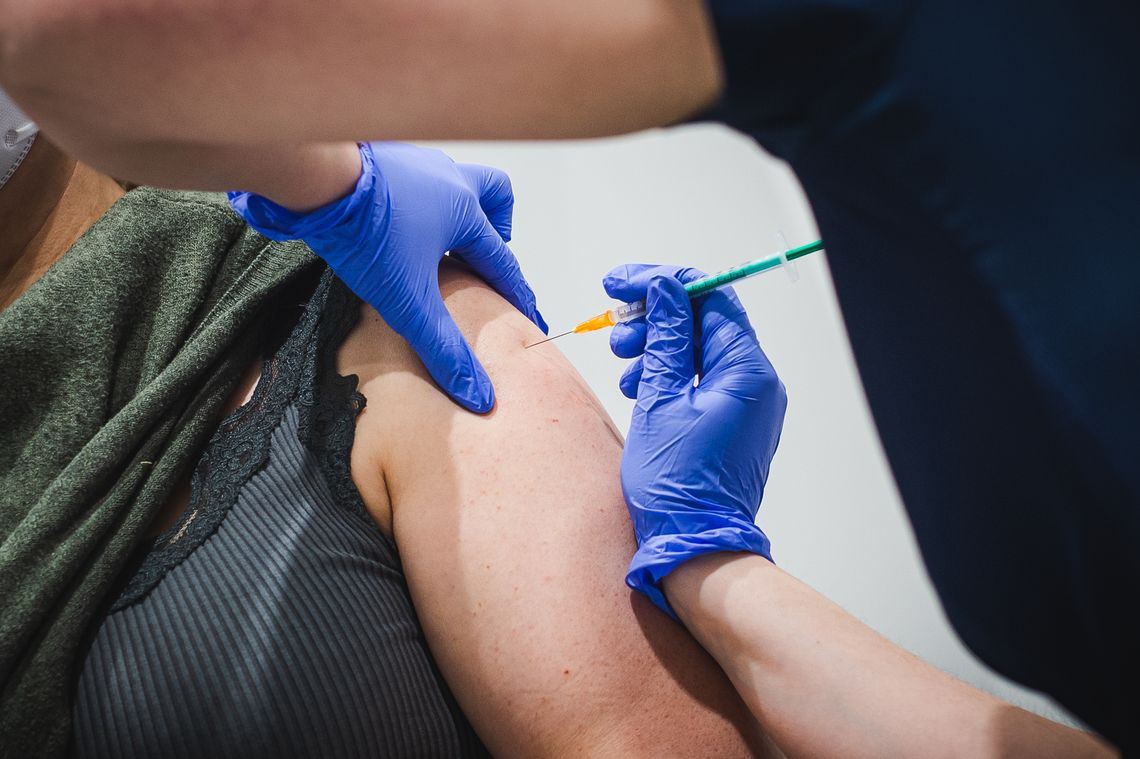 Rośnie liczba zakażeń COVID-19. Ruszyły szczepienia nową szczepionką Moderny