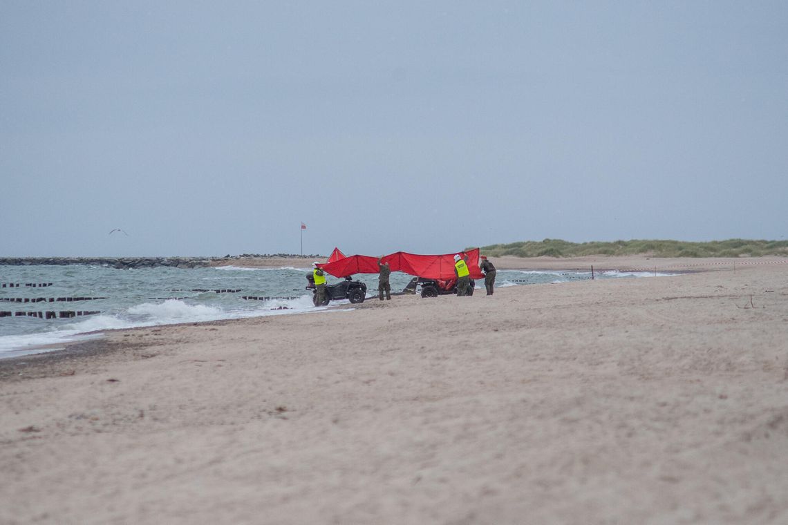 Rosyjski dron na polskiej plaży. Służby musiały zdetonować niebezpieczne ładunki dron wojskowy, Rusinowo