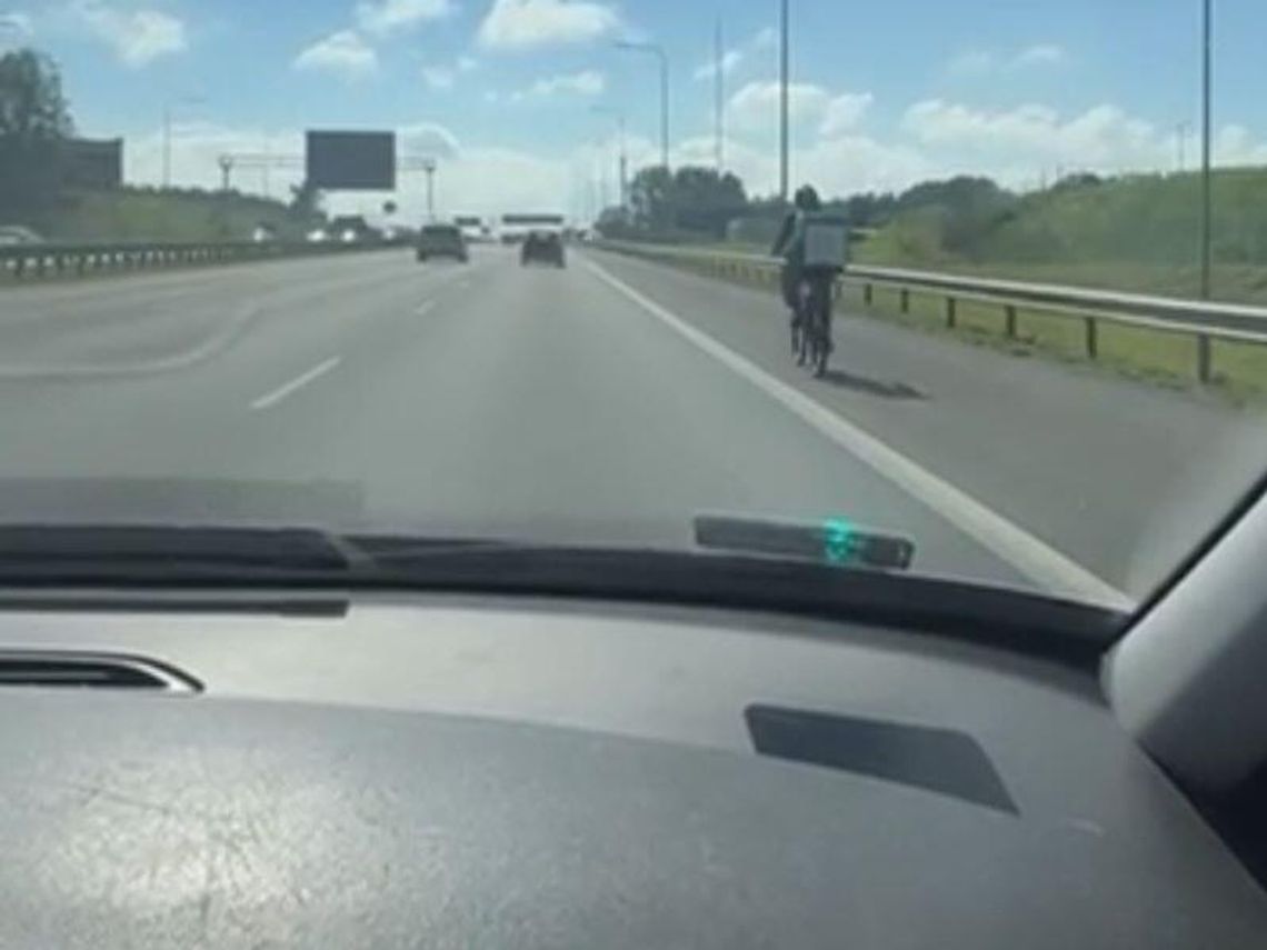 rowerzysta na obwodnicy Trójmiasta