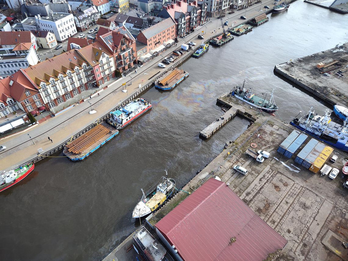Wielka plama oleju w kanale portowym w Ustce. Trwa ustalanie źródła wycieku Wielka plama oleju w kanale portowym w Ustce. Trwa ustalanie źródła wycieku