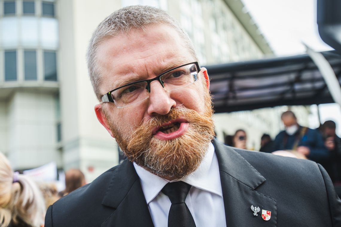 Rozpoczyna się debata o delegalizacji partii Grzegorza Brauna. Zebrano 25 tys. podpisów, krytycy ostrzegają przed wzmocnieniem KKP Grzegorz Braun