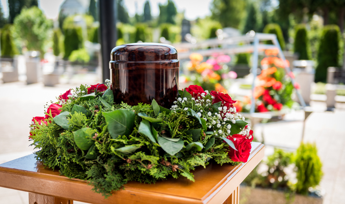 Rozsypywanie prochów zmarłych będzie w Polsce legalne? Petycja w Senacie