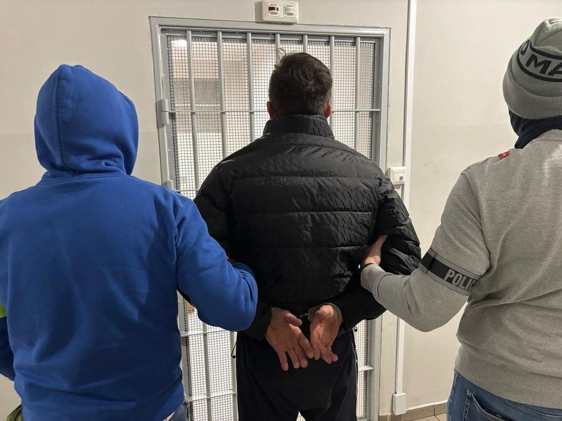 Rumia: W domu miał ponad 6 kilogramów narkotyków. W akcji pies tropiący