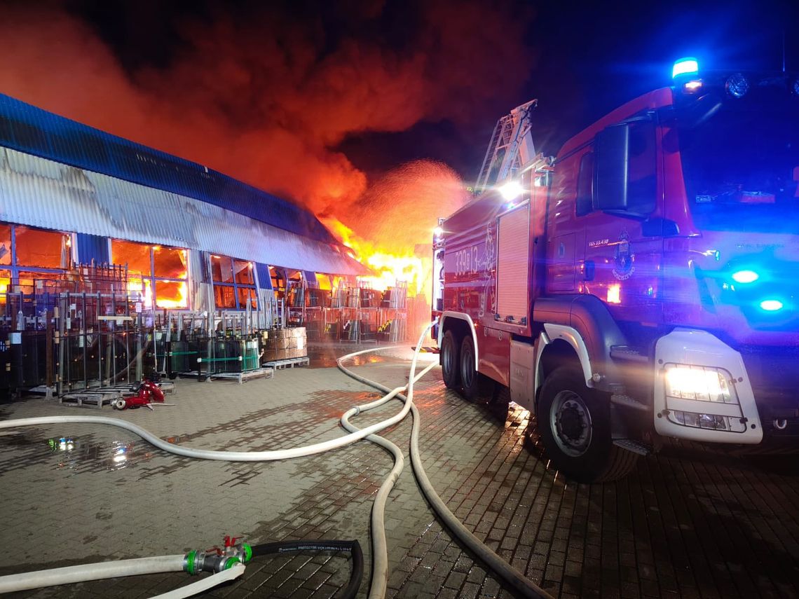Rusocin: Duży pożar fabryki okien! Część DK91 była zablokowana pożar fabryki okien w Rusocinie