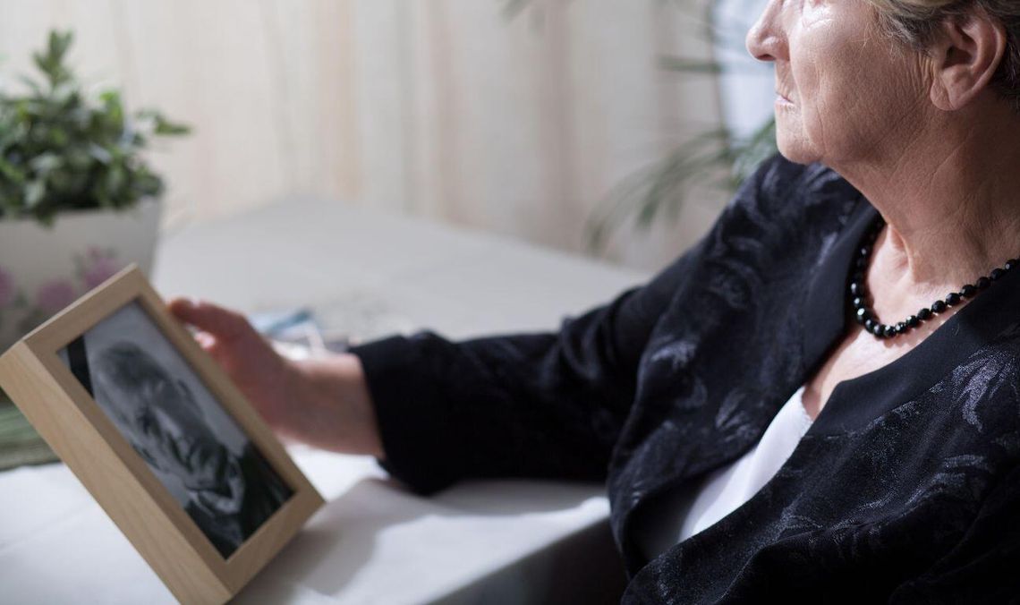 Ruszyły wypłaty renty wdowiej. Harmonogram i najważniejsze informacje wdowa