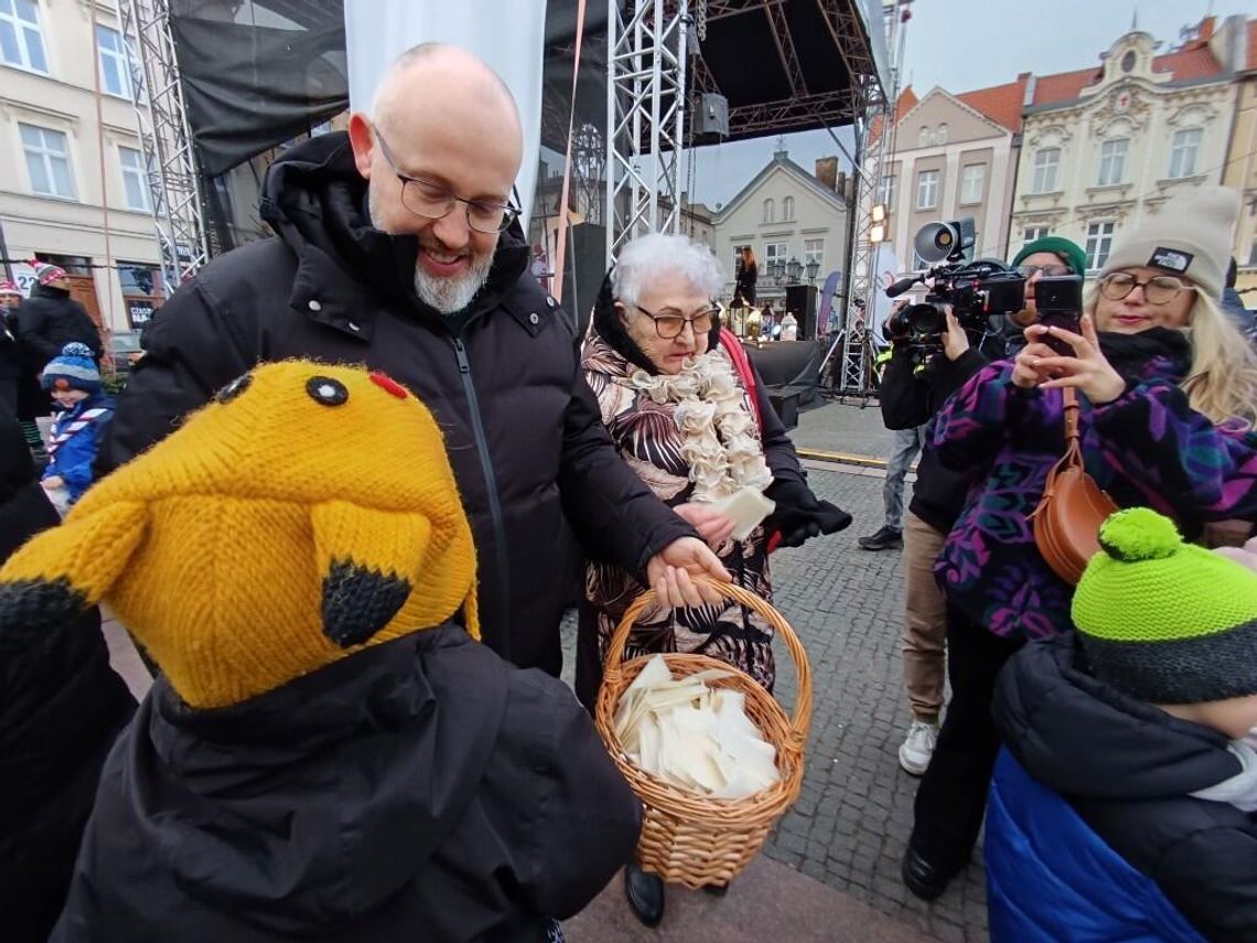 Wigilijne spotkanie mieszkańców Tczewa. Życzenia, kolędy i łamanie opłatkiem [ZDJĘCIA]
