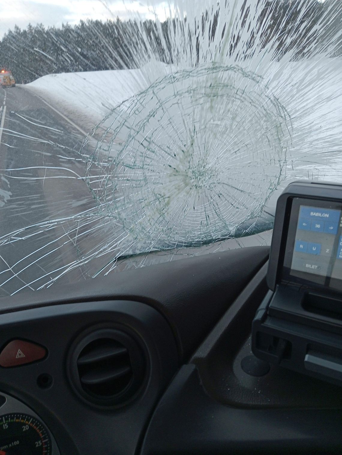 Chojnice: Rzucał jogurtami z jadącego auta! Trzy uszkodzone pojazdy i zarzuty dla 29-latka