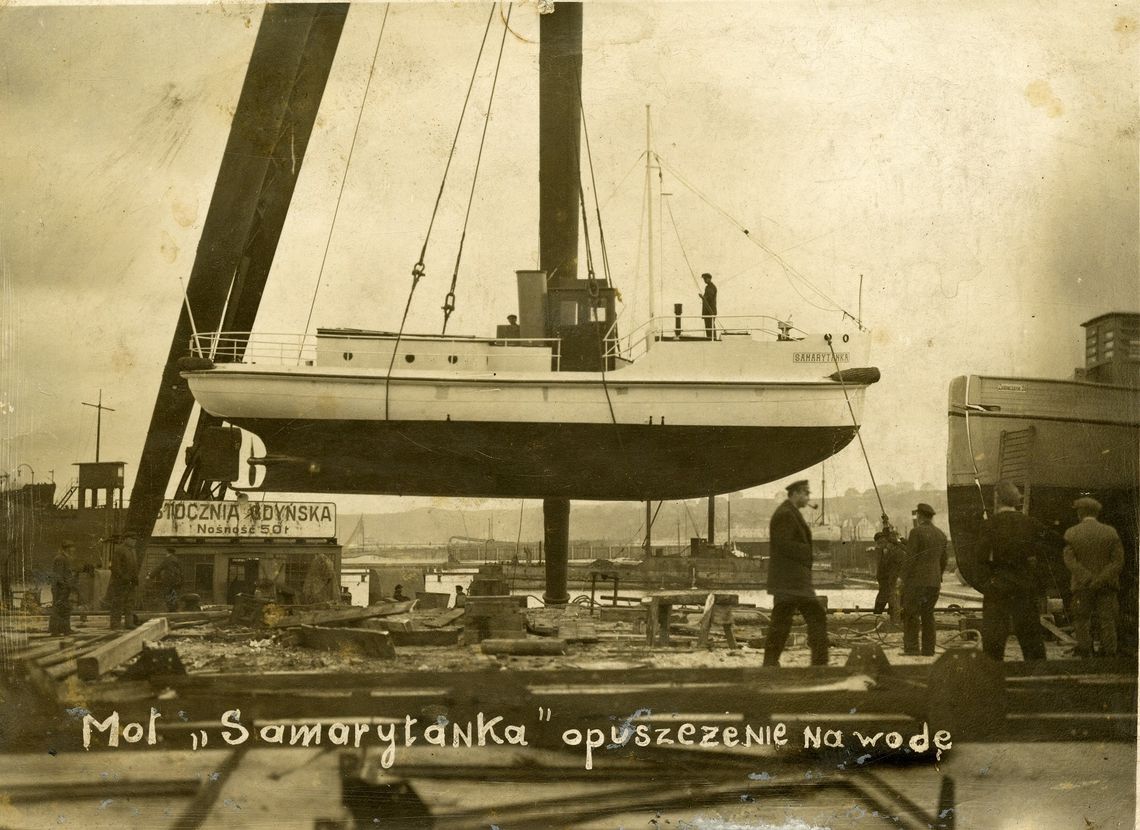 Samarytanka z banderą Muzeum Marynarki Wojennej. To pierwsza łódź ze Stoczni Gdyńskiej