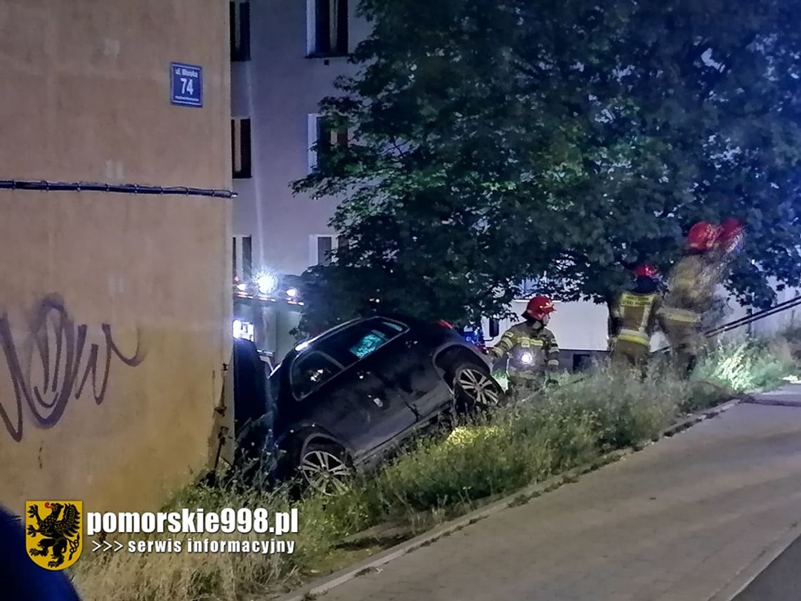 samochód uderzył w blok przy ul. Morskiej w Gdyni
