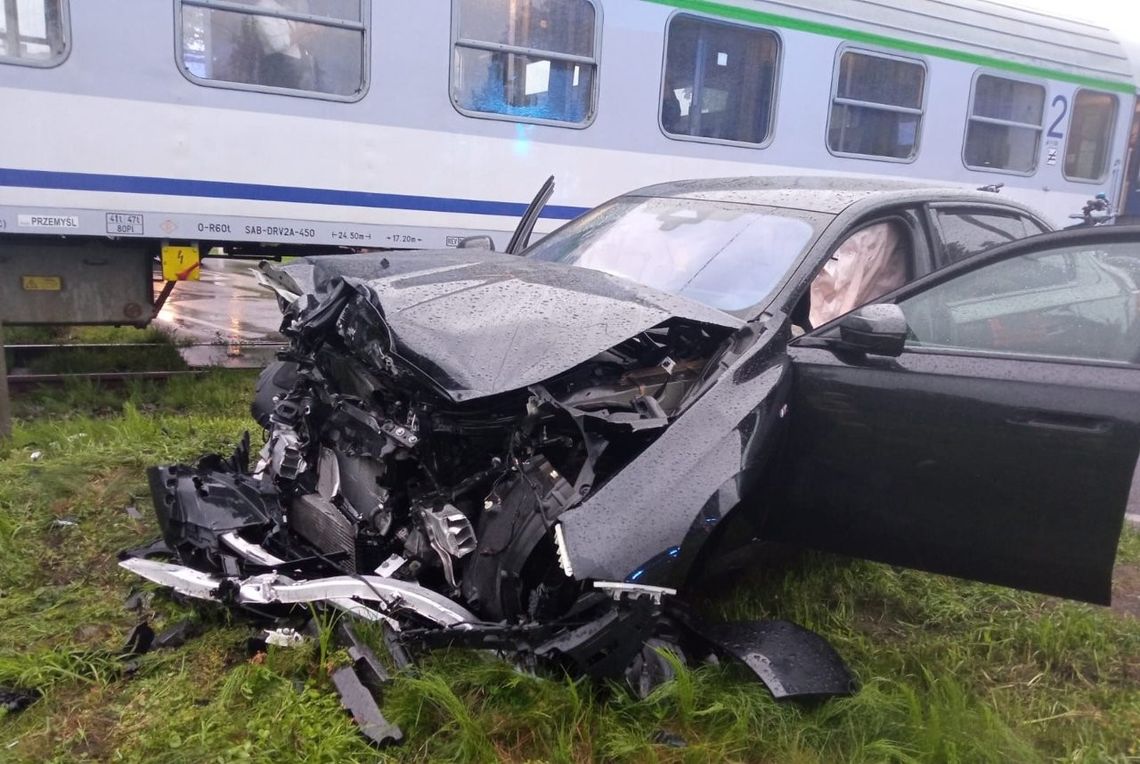 Wypadek na przejeździe kolejowym w Wrześciu. Samochód wjechał pod pociąg