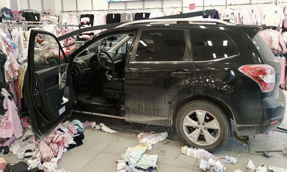 Samochodem wjechała... do sklepu odzieżowego. Pomyliła gaz z hamulcem