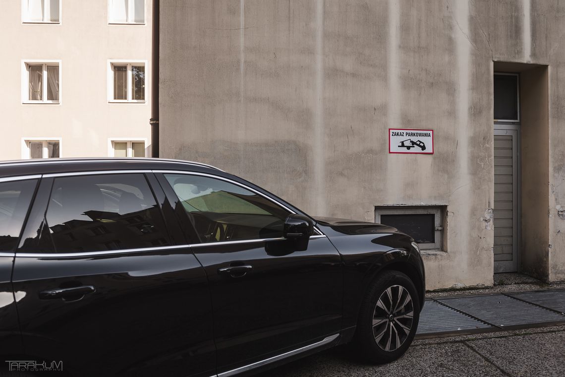 Sąsiad „zarezerwował” miejsce parkingowe, bo staje tu „od zawsze”? Możesz wezwać policję