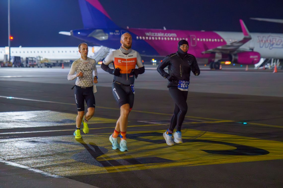 nocny duathlon 2025 na lotnisku w Gdańsku