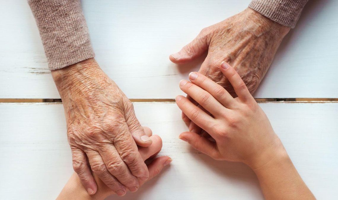 dłonie, dziecko, senior, zdjęcie ilustracyjne