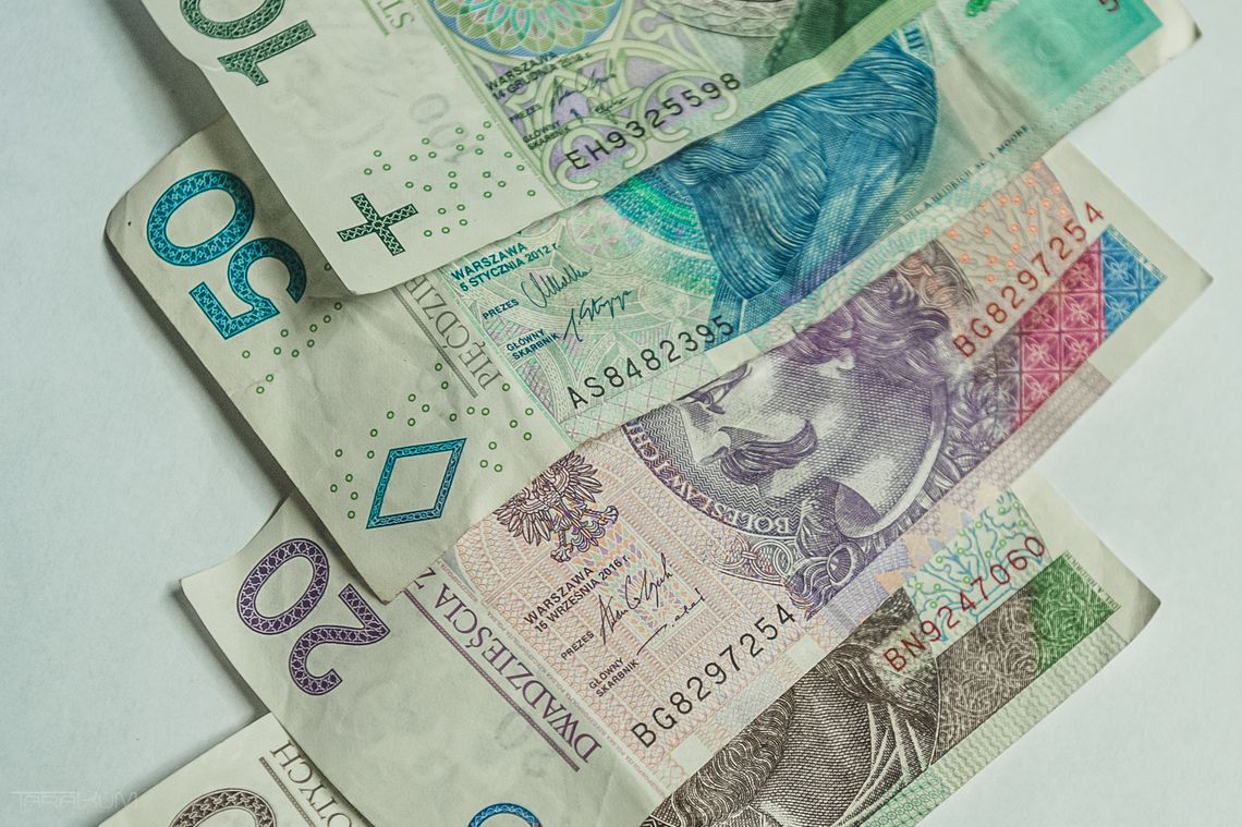 Seniorka ze Słupska straciła prawie pół miliona złotych przez oszustwo „na kredyt” pieniądze, złotówki, zdjęcie ilustracyjne