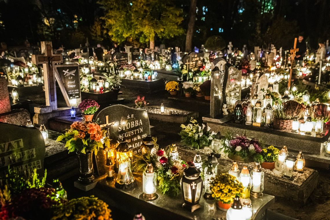 Setki zniczy, zaduma, pamięć, refleksja. Stara Kiszewa pamięta o swoich zmarłych