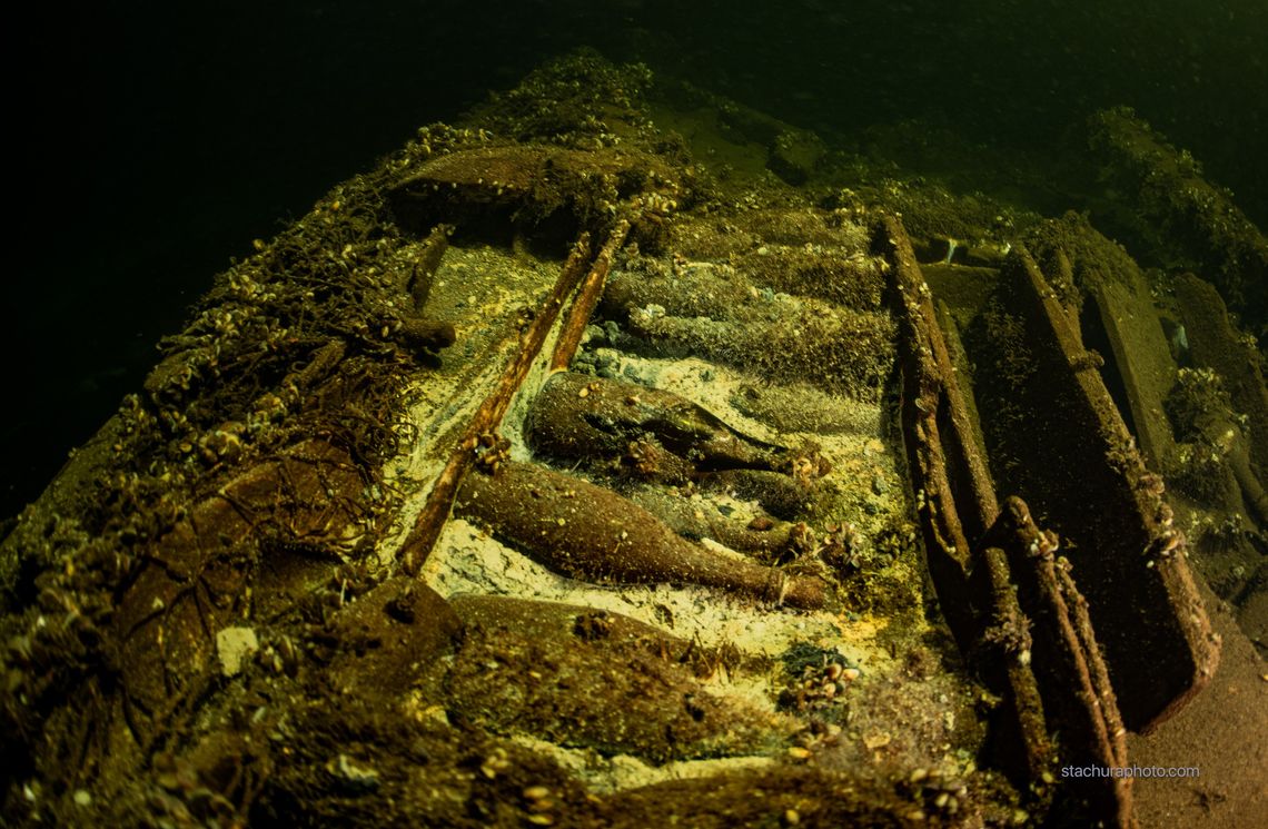 Szampan i woda mineralna we wraku na dnie Bałtyku