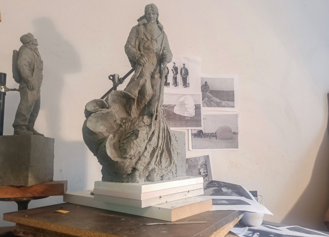 Skoczył z ponad 1000 metrów. W Rumi powstanie pomnik niezwykłego pilota