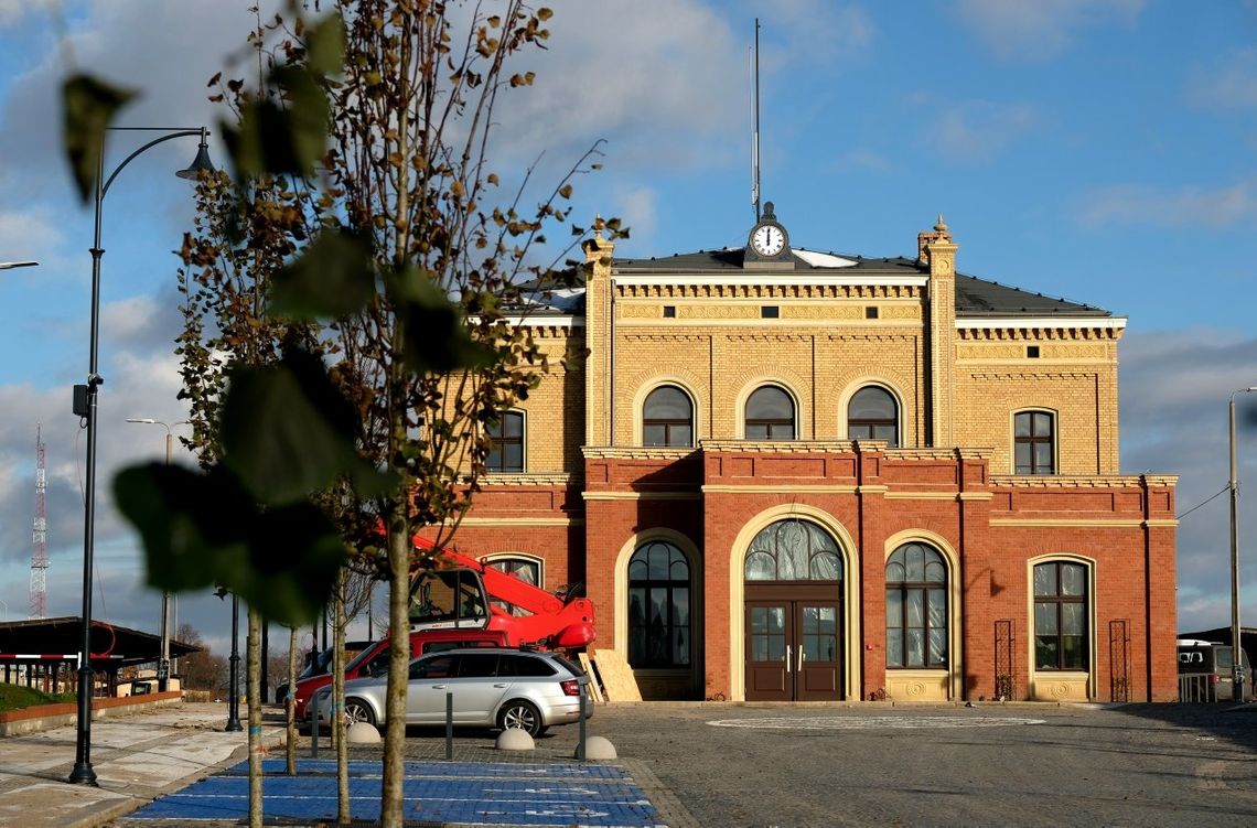 Skończył się czas na remont dworca kolejowego w Chojnicach. Miasto nalicza kary za zwłokę 