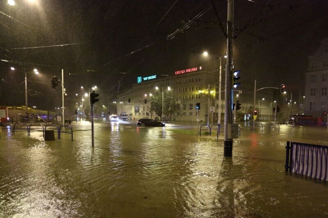 Ulewa w Gdańsku, podtopione ulice, tunele i budynki. Na skrzyżowanie ulic Nowe Ogrody i 3 maja, 2016 r.