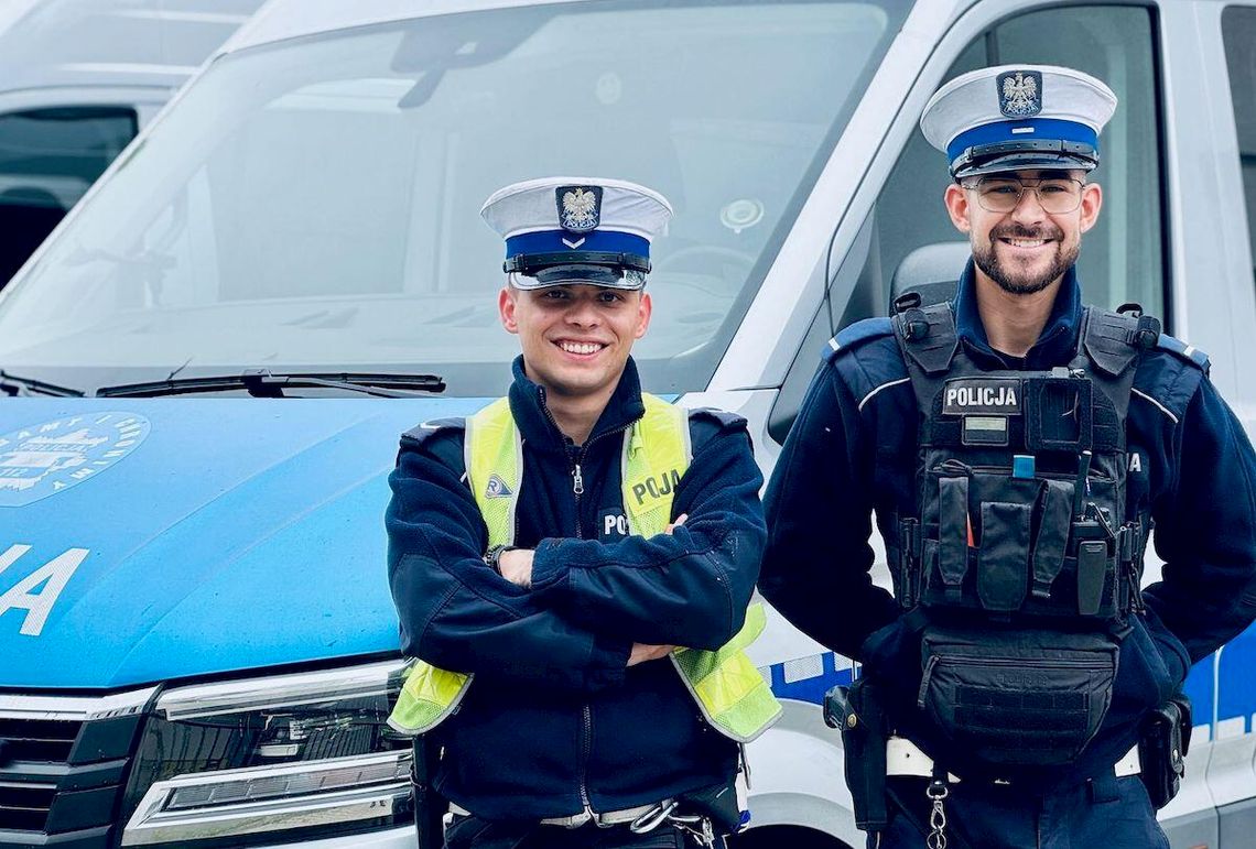 policjanci ze Słupska, którzy eskortowali rodzącą kobietę