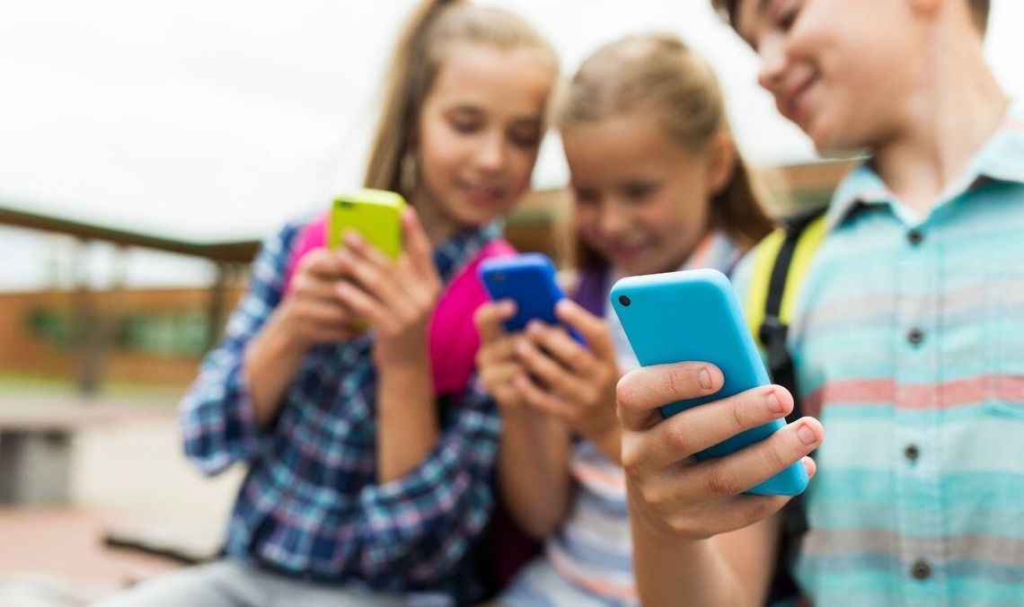 Smartfony znikną ze szkół? Ministerstwo szuka rozwiązania