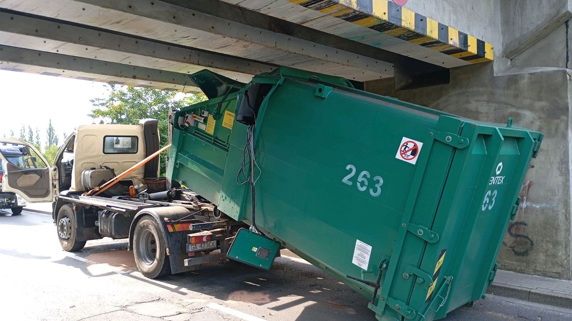 śmieciarka utknęła pod wiaduktem, Gdynia