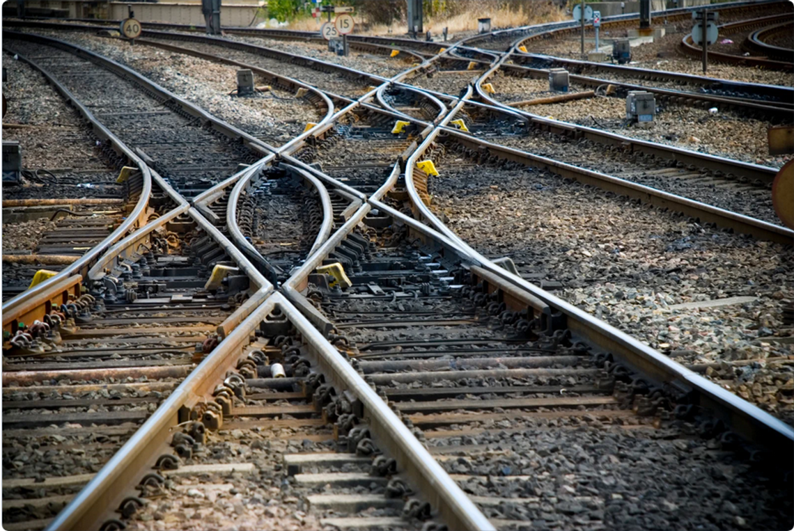 Śmiertelny wypadek na torach w Sopocie! Nie żyje mężczyzna tory, zdjęcie ilustracyjne