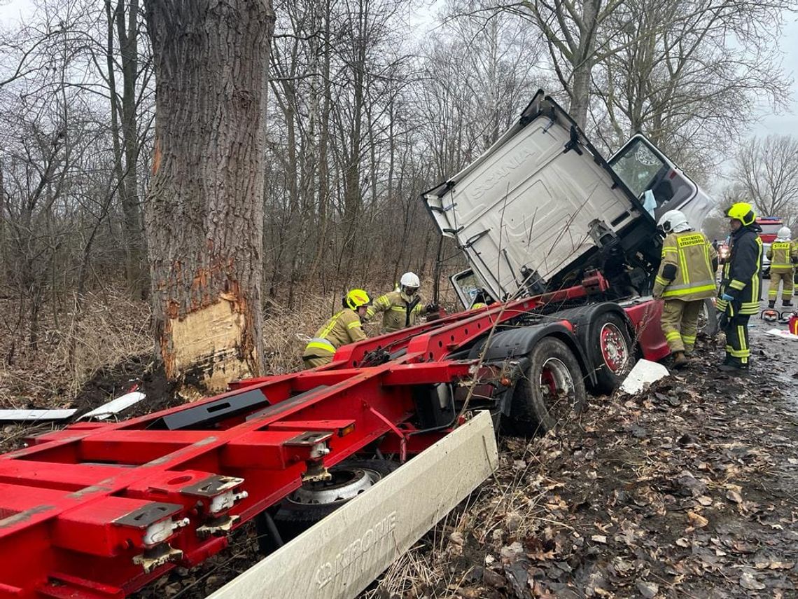 Śmiertelny wypadek w Bystrej koło Pruszcza Gdańskiego. Nie żyje kierowca ciężarówki