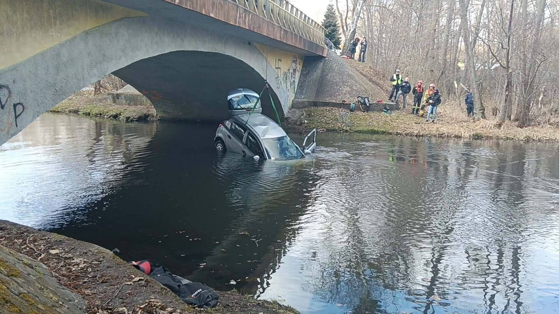 Śmiertelny wypadek w Kępicach. Prokuratura: 51-letni pasażer utonął Śmiertelny wypadek w Kępicach. Prokuratura: 51-letni pasażer utonął