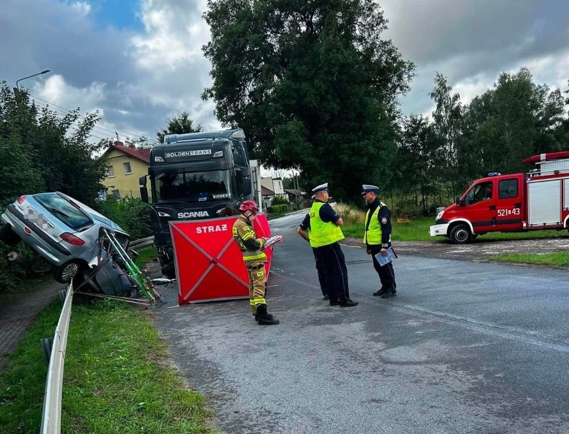 Śmiertelny wypadek w Linowcu. Peugeot zderzył się czołowo z ciężarówką Śmiertelny wypadek w Linowcu. Peugeot zderzył się czołowo z ciężarówką