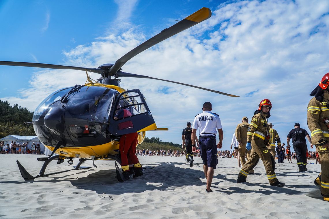 Śmigłowiec nad plażą niczym tornado. Policjanci apelują do wypoczywających