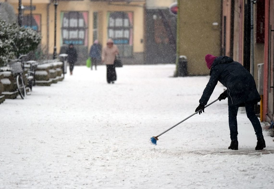 Śnieg zalega na chodnikach. Kto musi go usunąć? Miasto czy właściciel posesji?