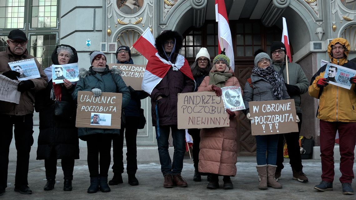 Solidarni z Andrzejem Poczobutem. Pikieta przed Dworem Artusa w Gdańsku