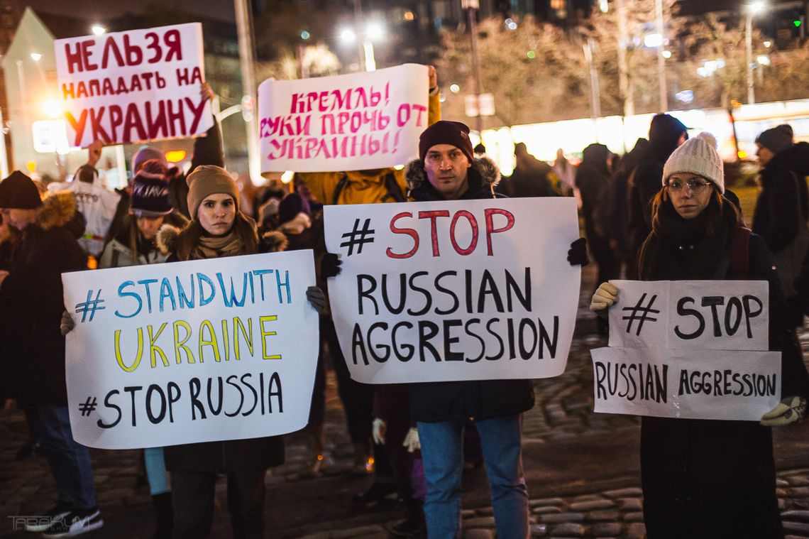 „Solidarnie z Ukrainą!" Wielki wiec w Gdańsku na placu Solidarności