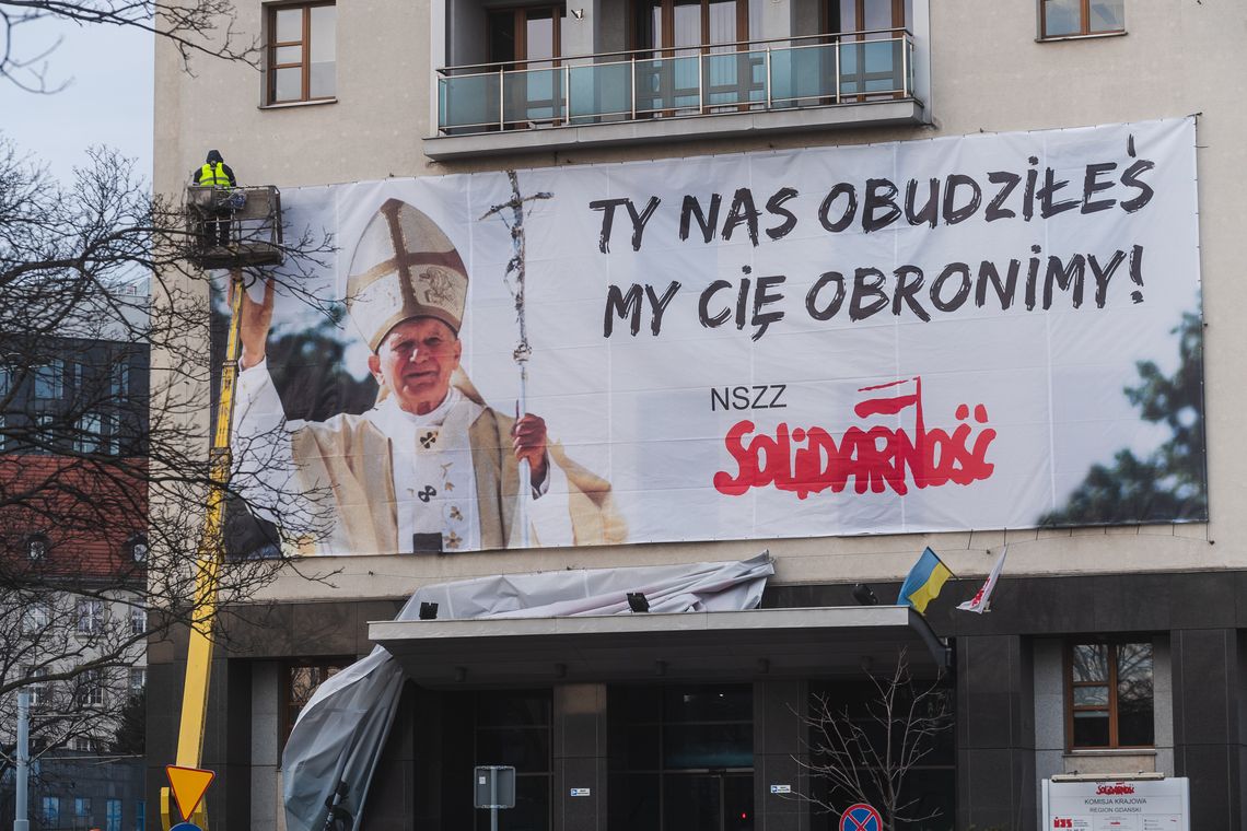 Solidarność wiesza banery w obronie Jana Pawła II