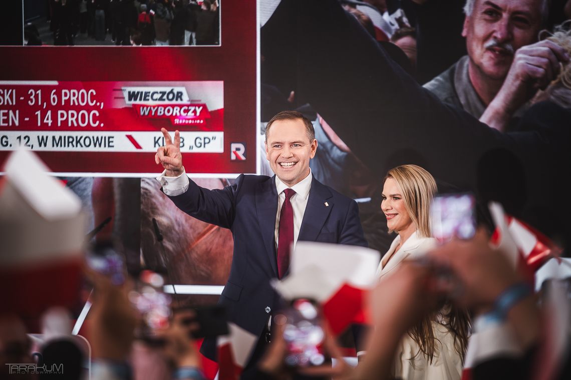 Sondażowy zwrot akcji! Wyniki late poll dają przewagę Karolowi Nawrockiemu