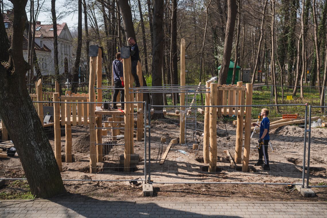 plac zabaw, domek na drzewie, Sopot 2025
