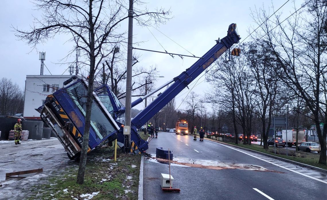 Sopot: Przewrócił się dźwig! Aleja Niepodłegłości zablokowana