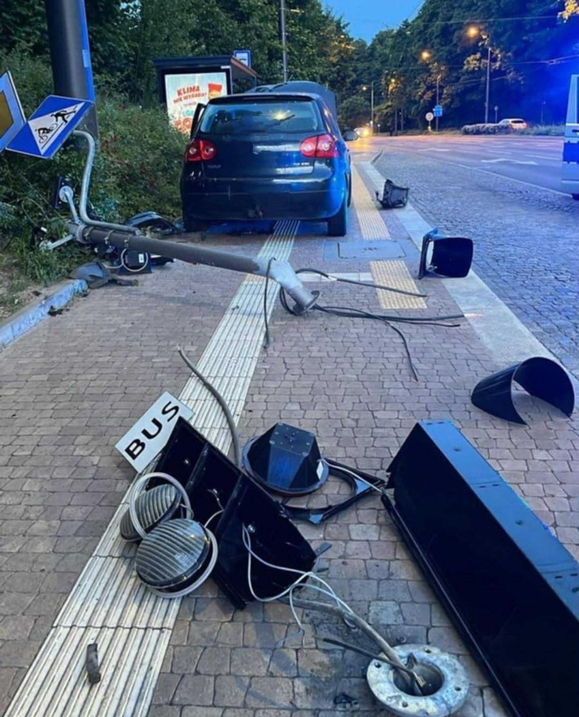 Sopot: Uciekał przed policją, uderzył w sygnalizator i... schował się pod balkonem pościg za 19-latkiem w Sopocie
