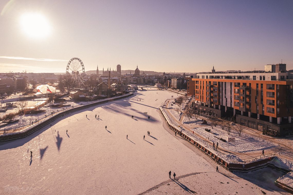 Spacery po zamarzniętej Motławie nielegalne. Urząd Morski ostrzega i zapowiada mandaty