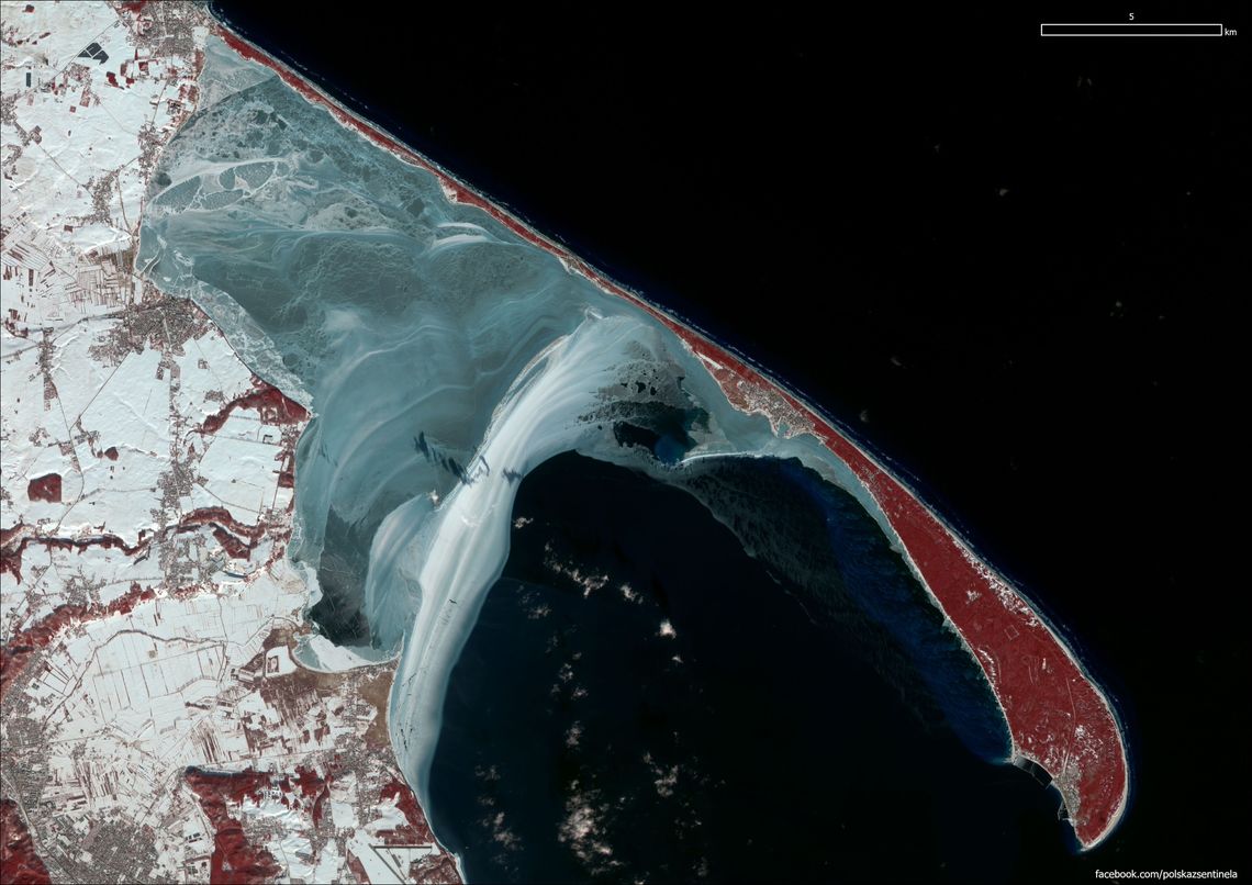 Zamarznięta Zatoka Pucka widziana z kosmosu! Spektakularne zdjęcie z satelity