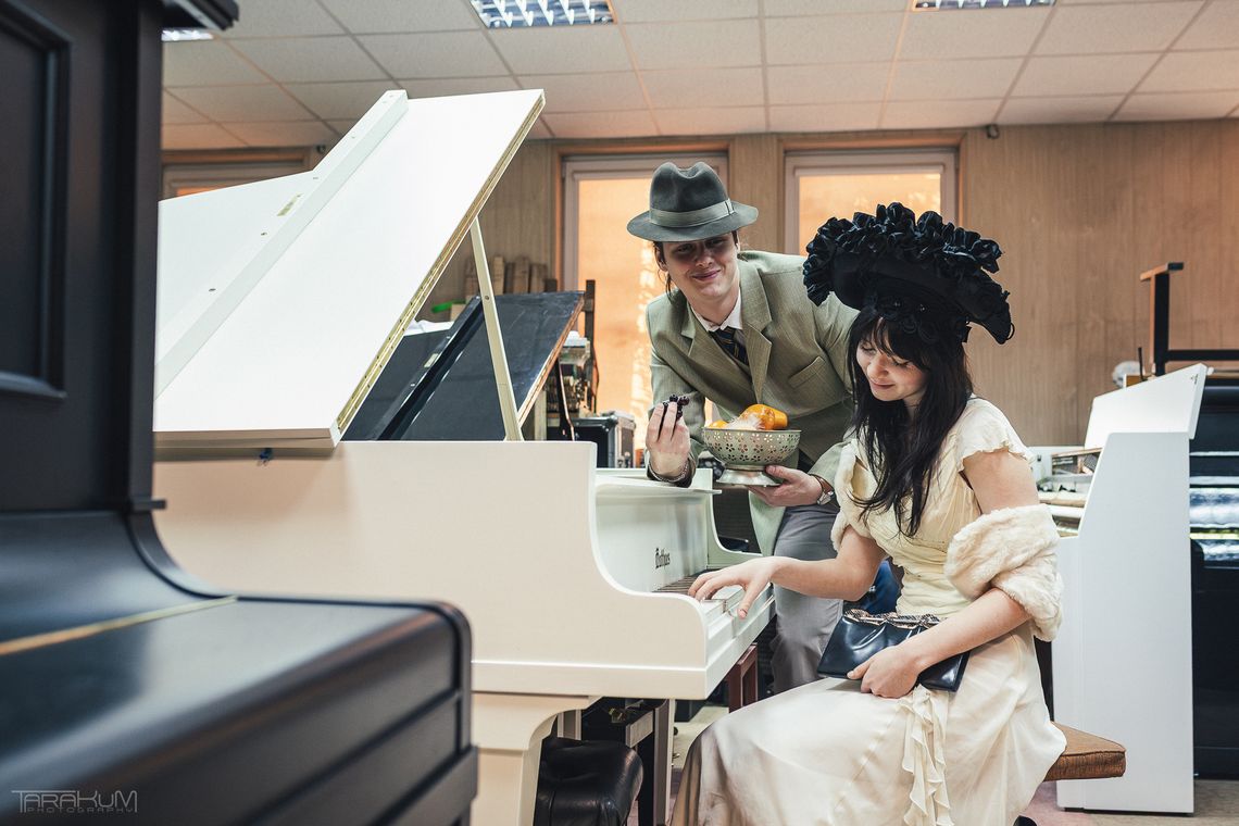 uczniowie klasy teatralnej Jadwigi Możdżer w magazynie kostiumów teatralnych, Gdańsk 2026