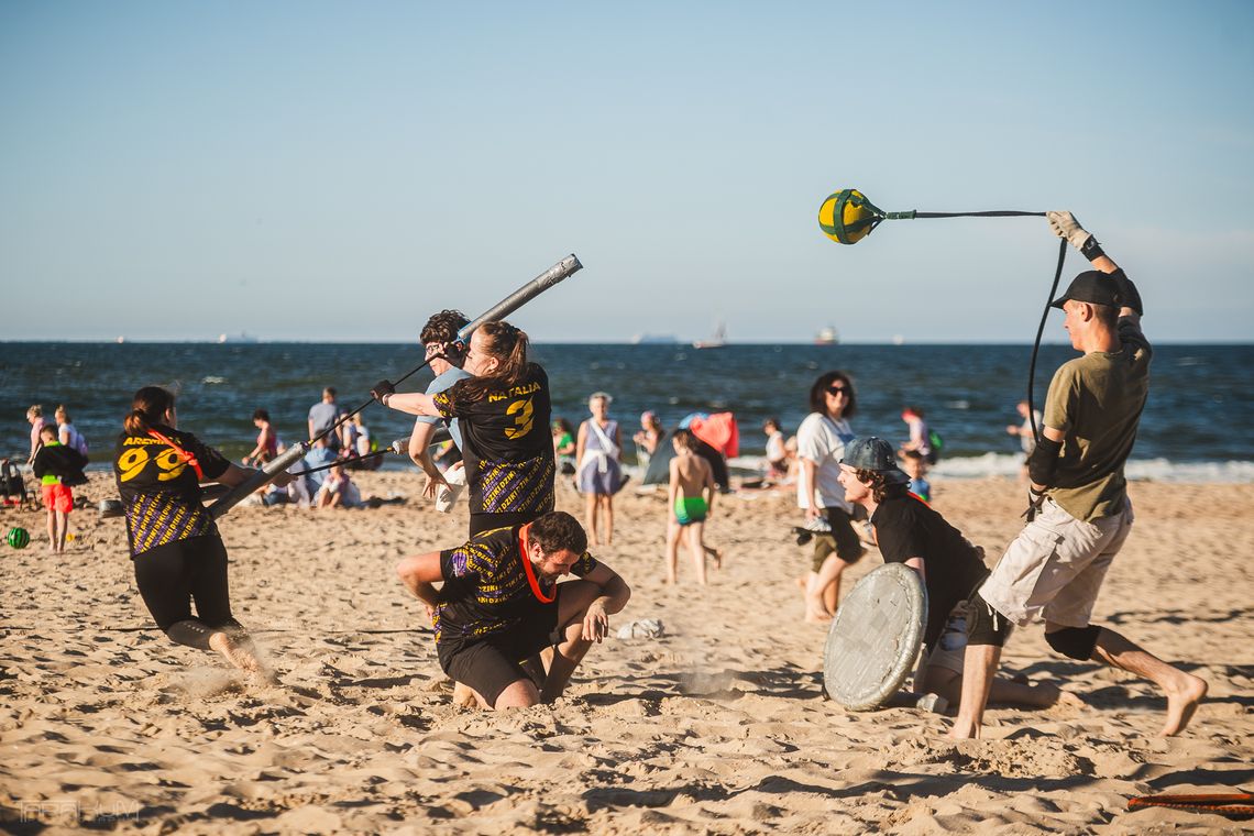 Sport inspirowany filmem science fiction. Z mieczem, łańcuchem i tarczą „Dziki” stają się juggerami Jugger. Postapokaliptyczny sport z filmu "Krew bohaterów" staje się rzeczywistością