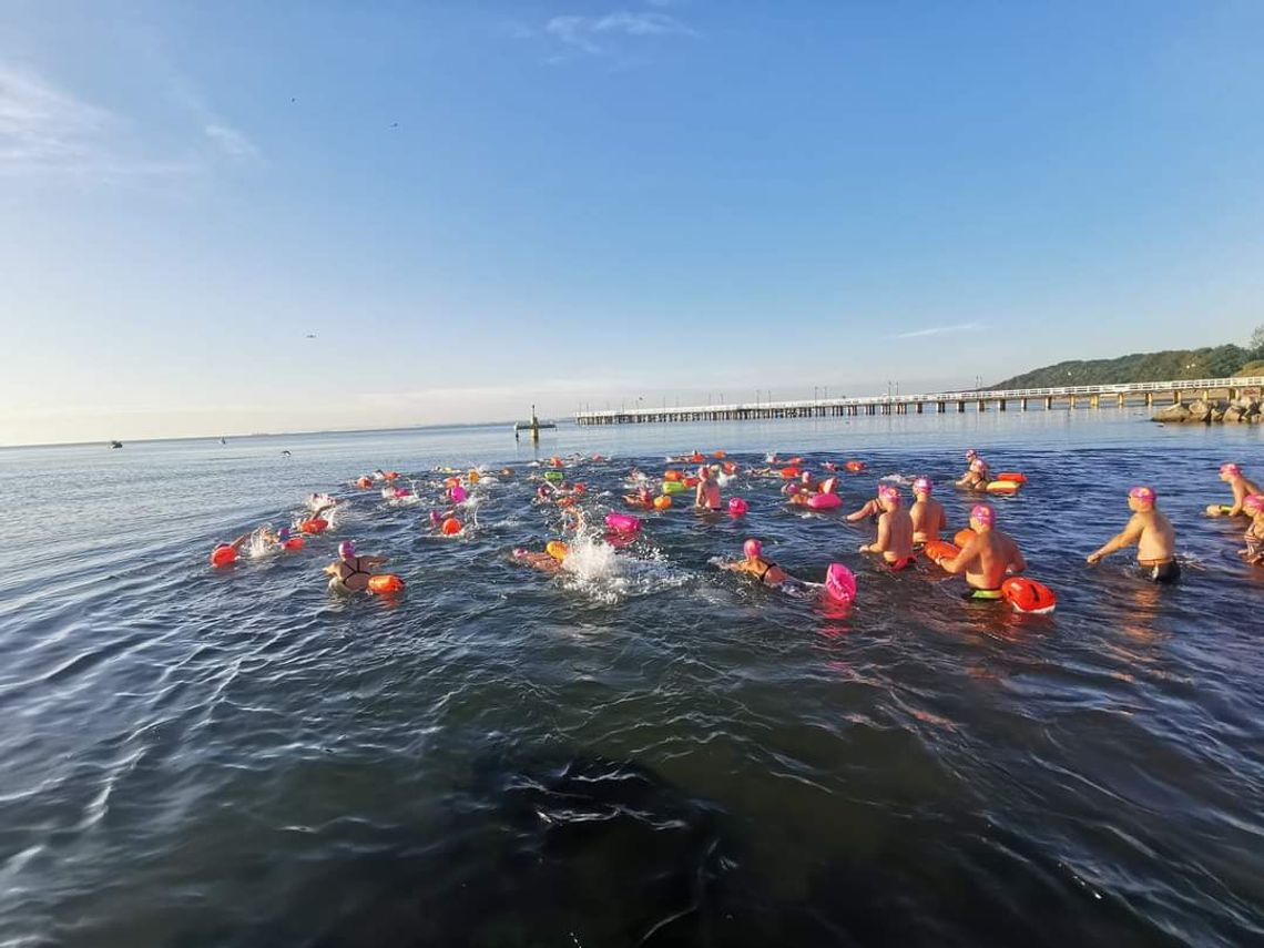 Sportowy weekend pełen piłki nożnej i pływania