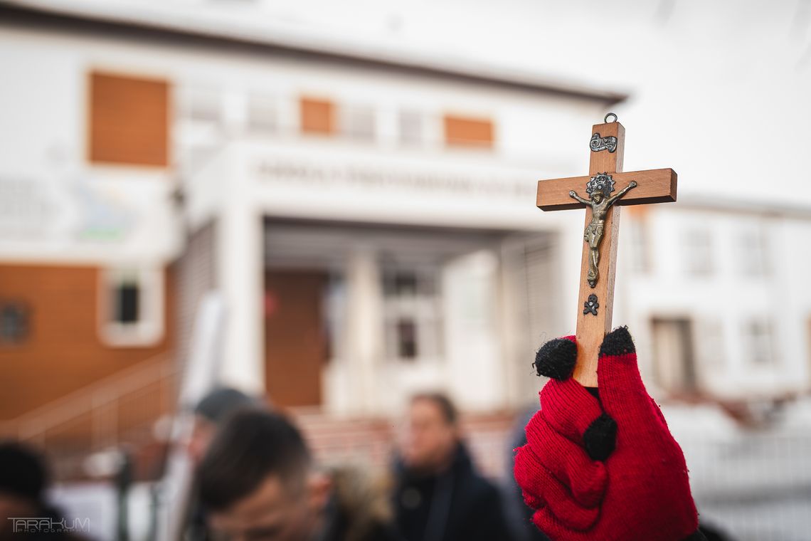 Sprzeciw nauczycieli i apel do marszałka Sejmu ws. uchwały o znieważeniu symbolu religijnego w Kielnie protest w obronie krzyża przed szkołą w Kielnie, 2026