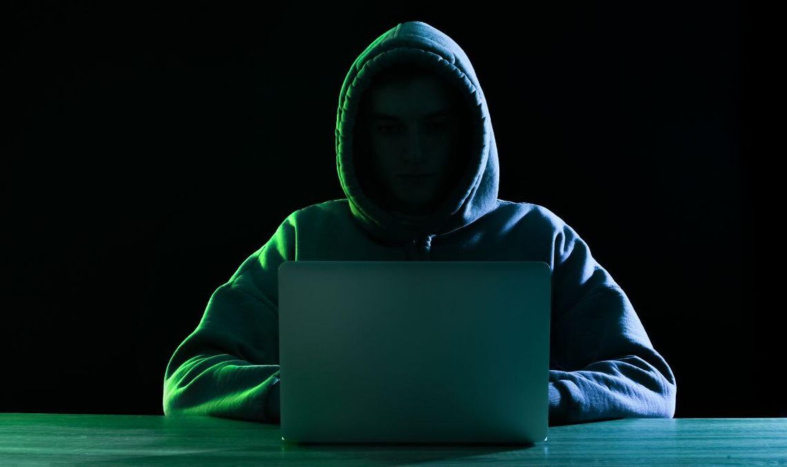 Sprzedawali fałszywe bony turystyczne na Facebooku. Zatrzymani dwaj cyberprzestępcy z Gdańska