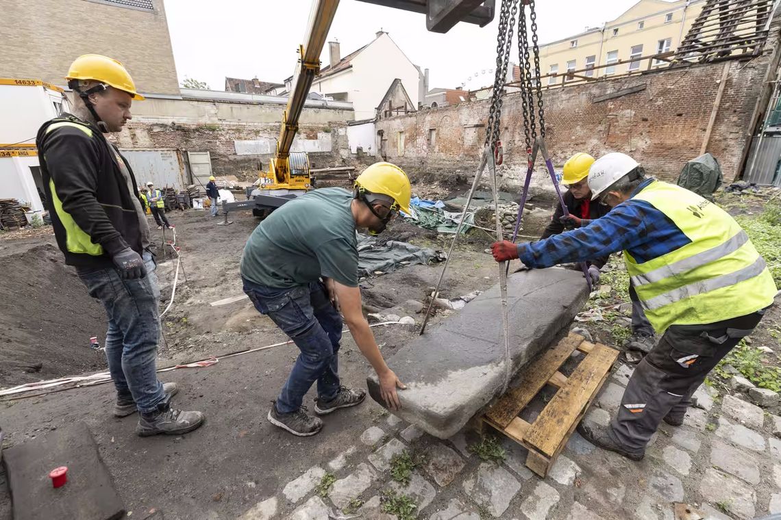 Średniowieczna płyta nagrobna odkryta w Gdańsku! Waży 700 kilogramów Średniowieczna płyta nagrobna odkryta w Gdańsku! Waży 700 kilogramów