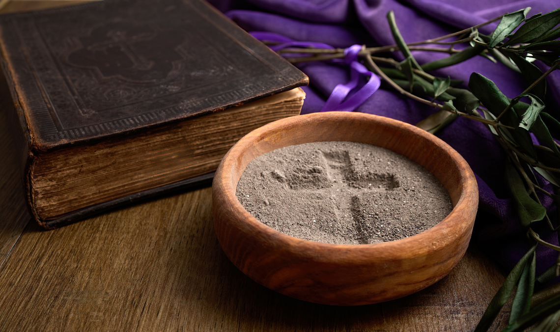 Środa popielcowa 2026. Co oznacza posypanie głowy popiołem?