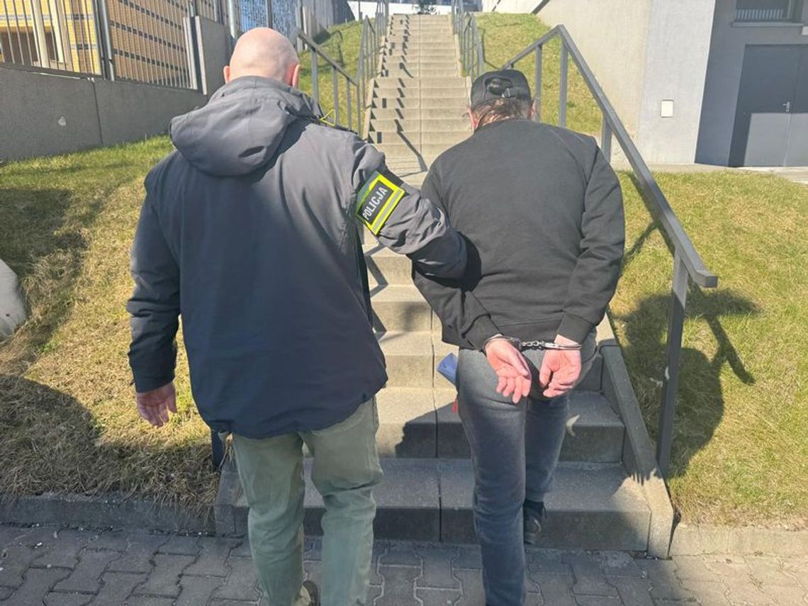 Słupsk: Staranował samochody, uderzył w mur i uciekł. Sprawcę znaleźli po plamach oleju